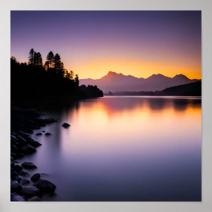 Zonsondergang reflecterend over een meer poster