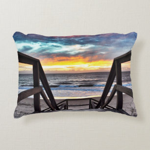 Zonsondergang strandzicht vanaf een rustiek houten accent kussen