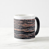 Zonsondergang weerspiegeld op golven magische mok (Voorkant rechts)