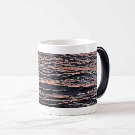 Zonsondergang weerspiegeld op golven magische mok (Voorkant rechts)