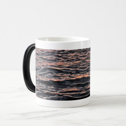 Zonsondergang weerspiegeld op golven magische mok (Voorkant links)