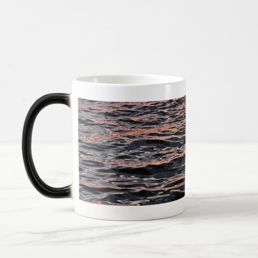Zonsondergang weerspiegeld op golven magische mok (Links)