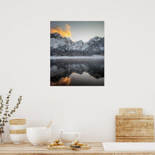 Zonsondergangswolken boven bergen bij Fusine-meer, Poster