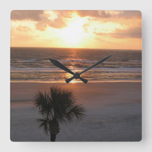 Zonsopgang aan de muurklok van het strand vierkante klok