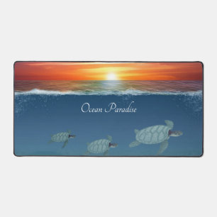 Zonsopgang boven de oceaan en zwemmende zeeschildp bureaumat