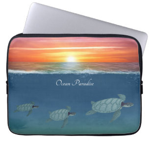 Zonsopgang boven de oceaan en zwemmende zeeschildp laptop sleeve