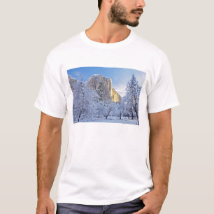 Zonsopgang licht schijnt op El Capitan door besnee T-shirt