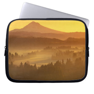 Zonsopgang oranje kleurt de mist in de vallei in laptop sleeve