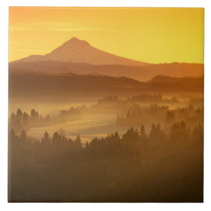 Zonsopgang oranje kleurt de mist in de vallei in tegeltje