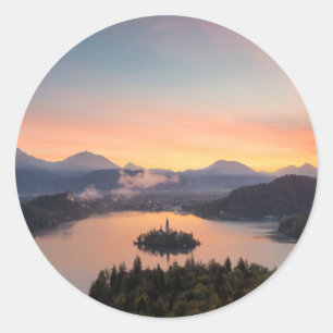 Zonsopgang over Lake Bled rond sticker