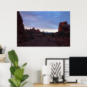 Zonsopkomst bij de Windows Trail in Arches Poster (Thuiskantoor)