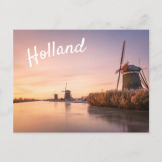 Zonsopkomst over bevroren rivier met windmolens en briefkaart