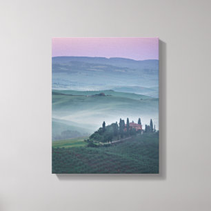 Zonsopkomst over een Toscaans landschap verticaal  Canvas Afdruk