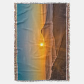 Zonsopkomst tussen de heuvels deken (Voorkant Verticaal)