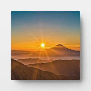 Zonsopkomst tussen de heuvels fotoplaat