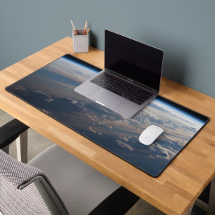 Zonsopkomst werpt lange schaduw over Filipijns Zee Bureaumat