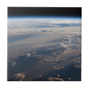 Zonsopkomst werpt lange schaduw over Filipijns Zee Tegeltje