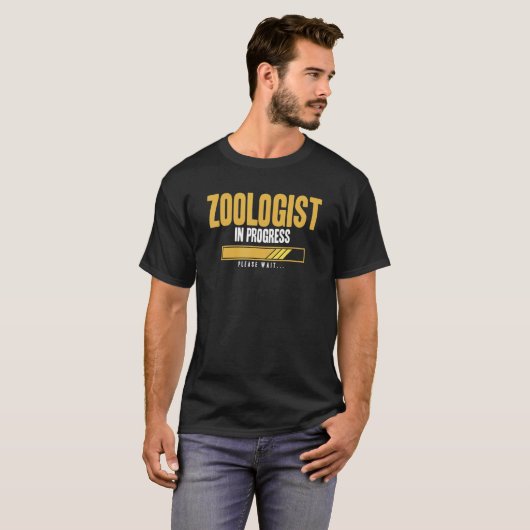 Zoologist in uitvoering Lading Gelieve te wachten T-shirt (Voorkant volledig)