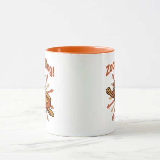 Zoomie Dog Flying Hot Dog Cartoon – Leuke retro Mok (Midden)