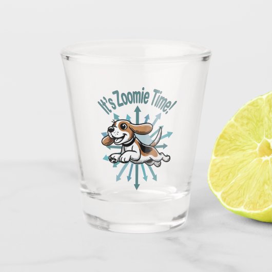 Zoomie Time Beagle Shot Glas (Voorkant)