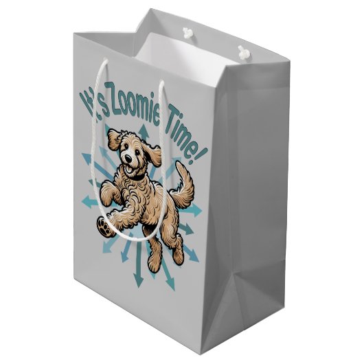 Zoomie Time Golden Doodle Medium Cadeauzakje (Achterkant Gekanteld)