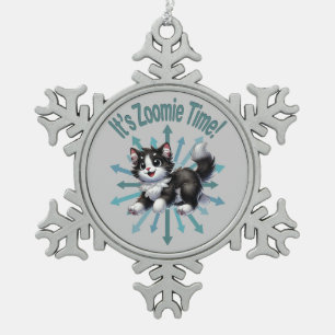 Zoomie Time Schattige Black & White Cat Tin Sneeuwvlok Ornament