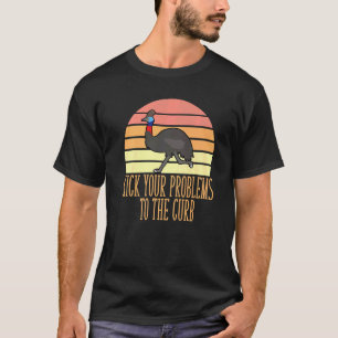 Zorgeloos vrolijk schop je problemen naar de t-shirt