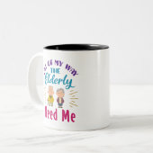 Zorgverlener uit mijn weg, ouderen hebben me nodig tweekleurige koffiemok (Voorkant links)