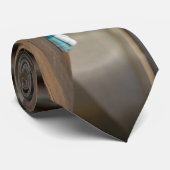 Zouten, zout en pepperschoppen zitten op een hout stropdas (Opgerold)