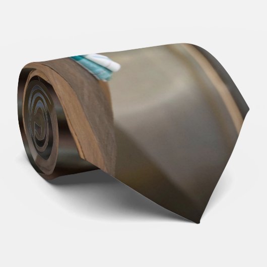 Zouten, zout en pepperschoppen zitten op een hout stropdas (Opgerold)