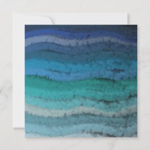 Zoutgolven voor kuststrand op zwart feestdagenkaart