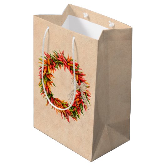 Zuidwest Chili Ristra Wreath on Adobe Wall Medium Cadeauzakje (Achterkant Gekanteld)