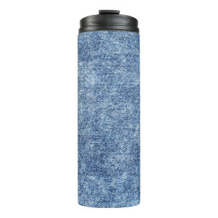 Zure was blauwe denim, close-up textuur. thermosbeker