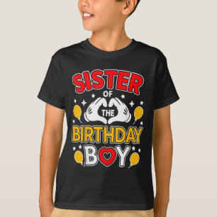 Zus van de jarige jongen Familie overeenkomend met T-shirt