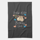 Zus van de jarige meisjes luiaard verjaardagsfeest theedoek (Verticaal)