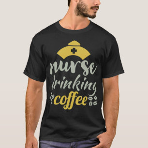 Zuster Drink koffie en kattenkampeerartikelen T-shirt