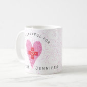 Zuster Monogram roze harten Monogram Naam Koffiemok (Voorkant links)