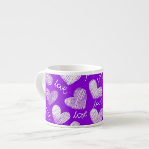 Zutpaarse witte gekrabbelde hart met liefdescript. espresso kop