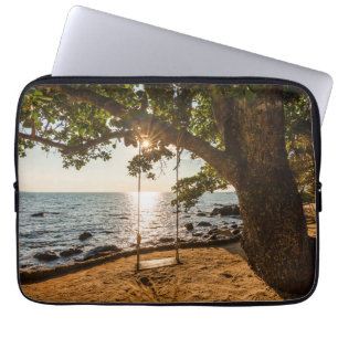 Zwaaien op de strand bij zonsondergang laptop sleeve