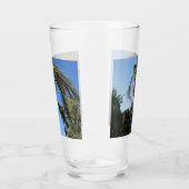 Zwaaiende palmboom onder een heldere hemel glas (Rechts)