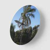 Zwaaiende palmboom onder een heldere hemel ronde klok (Hoek)