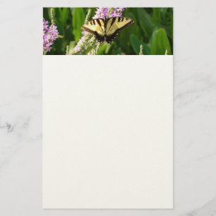 Zwaluwstaartvlinder op paarse wilde bloemen briefpapier