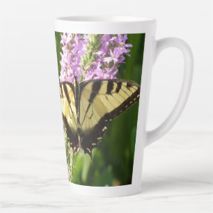 Zwaluwstaartvlinder op paarse wilde bloemen latte mok