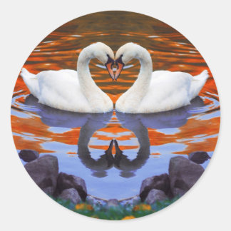 Zwanen zoenen in liefde, hartsnekken ronde sticker