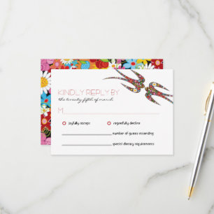 Zwanen zogen en kleurrijke lentbloemen bruiloft RSVP kaartje