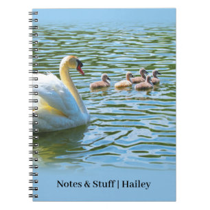 Zwanenfamilie op Lake Blue Gepersonaliseerd Notiti Notitieboek