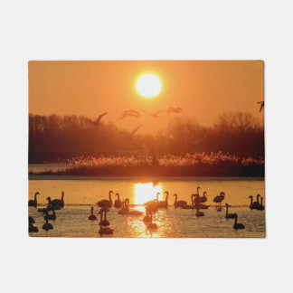 Zwans op zonsopgang deurmat