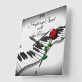 Zware pianosleutels en rode roze - aangepaste klok (Hoek)