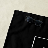 Zwart bedrijfslogo witte tekst bedrijf strandlaken (In situ)