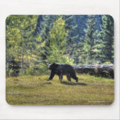 Zwart Beer dat een ranch deeg passeert Muismat (Voorkant)